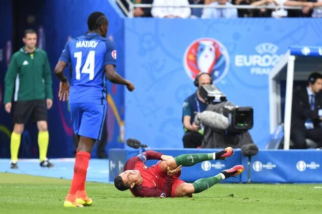 Fussball, Herren, Saison 2015 16, EM 2016 in Frankreich, Finale in Saint-Denis, Portugal - Frankreich, Blaise Matuidi (Nr. 14, Frankreich), Cristiano Ronaldo (Nr. 7, Portugal), 10.07.2016,