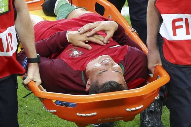 Auswechslung Cristiano Ronaldo (Portugal) Verletzung - Fußball EM, Nationalteam Portugal vs Frankreich: - UEFA EURO EM Europameisterschaft Fussball 2016 - IBC - 10 07 2016 GwendolineLeGoff 