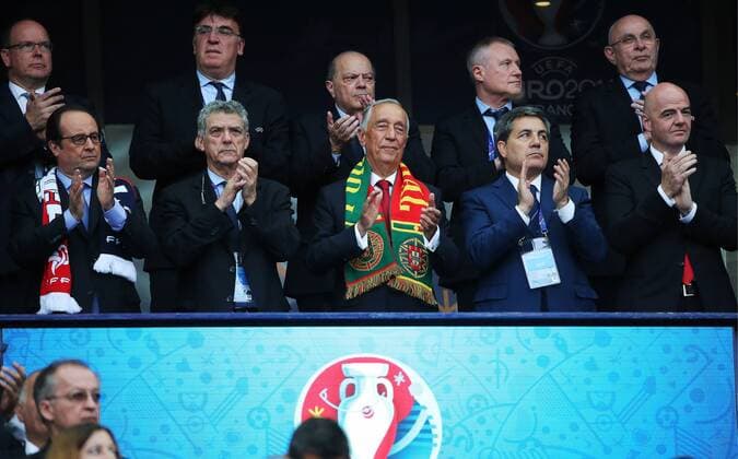 FuÃŸball, EM Finale 2016 in Paris, Portugal - Frankreich 1:0 SAINT-DENIS, FRANCE - JULY 10, 2016: France s President Francois Hollande (L front), Portugal s President Marcelo Rebelo de Sousa (C front), FIFA President Gianni Infantino (R front), Portuguese Football Federation President Fernando Gomes (2nd R front), and Prince Albert II of Monaco (L background) watch the 2016 UEFA European Football Championship final match between Portugal and France at Stade de France. Alexander Demianchuk TASS  TS0298D4