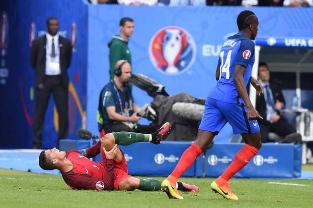 Fußball, EM Finale 2016 in Paris, Portugal - Frankreich 1:0 Euro 2016 - Portugal - Frankreich am 10.07.2016 im Stade de France in Saint-Denis Cristiano Ronaldo ( Portugal ) verletzt am Boden xRx