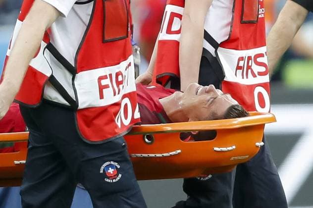 Cristiano RONALDO, Por 7 Verletzung, Verstauchung, Zerrung, Tape, Verband, Tapeverband, Wunde, Verletzung, Eis, Druckverband, Kompression, Kompressionsverband wird abtransportiert, Sanitaeter, Rotes Kreuz, Rettungsdienst, Trage, Schmerz, Gesicht FRANCE - PORTUGAL Final ,Football European Championships EURO at 10 July, 2016 in Paris, Stade de France. Fussball, Nationalteam, Finale, 10.07.2016, Frankreich