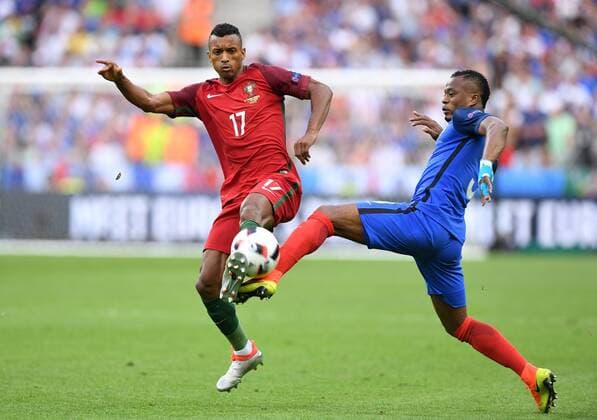 Fußball, EM Finale 2016 in Paris, Portugal - Frankreich 1:0 FUSSBALL EURO 2016 FINALE IN PARIS Portugal - Frankreich 10.07.2016 Nani (li, Portugal) gegen Patrice Evra (re, Frankreich)