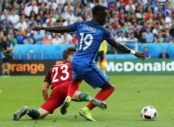 FuÃŸball, EM Finale 2016 in Paris, Portugal - Frankreich 1:0 SAINT-DENIS, FRANCE - JULY 10, 2016: Portugal s Adrien Silva (L) and France s Bacary Sagna fight for the ball in their 2016 UEFA European Football Championship final match at Stade de France. Alexander Demianchuk TASS  TS0298ED