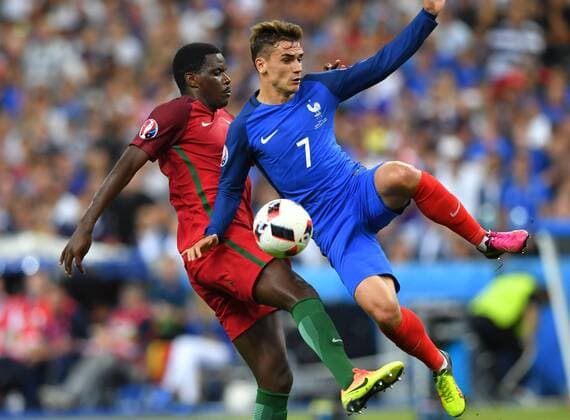 Fußball, EM Finale 2016 in Paris, Portugal - Frankreich 1:0 SOCCER - UEFA EURO EM Europameisterschaft Fussball 2016, POR vs FRA SAINT-DENIS,FRANCE,10.JUL.16 - SOCCER - UEFA European Championship EM Europameisterschaft 2016, final, international match Länderspiel Portugal vs France. Image shows William Carvalho (POR) and Antoine Griezmann (FRA). GEPAxpictures xFlorianxErtl