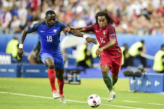 Fußball, EM Finale 2016 in Paris, Portugal - Frankreich 1:0 Moussa Sissoko (France) vs Renato Sanches (Por) FOOTBALL : Portugal vs France - Finale - UEFA EURO EM Europameisterschaft Fussball 2016 - Saint Denis - 10 07 2016 JBAutissier Panoramic 