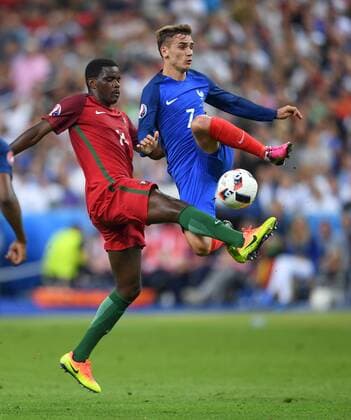 Fußball, EM Finale 2016 in Paris, Portugal - Frankreich 1:0 Bilder des Tages - Sport FUSSBALL EURO 2016 FINALE IN PARIS Portugal - Frankreich 10.07.2016 Antoine Griezmann (re, Frankreich) gegen William Carvalho (li, Portugal)