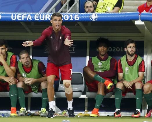 Cristiano RONALDO, Por 7 Verletzung, Verstauchung, Zerrung, Tape, Verband, Tapeverband, Wunde, Verletzung, Eis, Druckverband, Kompression, Kompressionsverband Knie auf Ersatzbank, Spielerbank, Reserve, Trainerbank gestikuliert und gibt Anweisungen, Aktion, Einzelbild, Gestik, Geste, Handbewegung, zeigen, deuten, Emotionen, Gefuehle, Reaktion, Wut, wuetend, schrei, Wutausbruch, Aktion FRANCE - PORTUGAL Final ,Football European Championships EURO at 10 July, 2016 in Paris, Stade de France. Fussball, Nationalteam, Finale, 10.07.2016, Frankreich