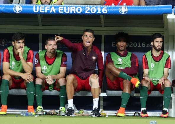 Cristiano Ronaldo CR7 verletzt Verletzung auf der Bank rufend zeigend Fußball Fussball Finale UEFA Europameisterschaft Euro 2016 EM 10.07.2016 Nationalmannschaft Herren Portugal vs. Frankreich Stadion Stade de France St.Denis