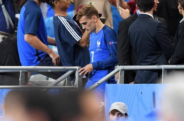 Fußball, EM Finale 2016 in Paris, Portugal - Frankreich 1:0 EURO 2016, Frankreich enttäuscht nach Finalniederlage gegen Portugal FUSSBALL EURO 2016 FINALE IN PARIS Portugal - Frankreich 10.07.2016 Antoine Griezmann (Frankreich) ist nach der Siegerehrung enttaeuscht