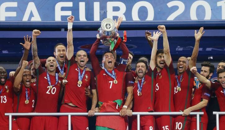 Fußball, EM Finale 2016 in Paris, Portugal - Frankreich 1:0 Paris, Fußball EM 2016 , Finale Portugal vs. Frankreich , Jubel Portugal , mit Pokal: Cristiano Ronaldo