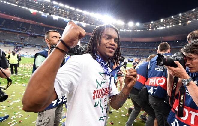 FUSSBALL EURO 2016 FINALE IN PARIS Portugal - Frankreich 10.07.2016 Ehrenrunde: Renato Sanches (Portugal) jubelt mit dem Pokal