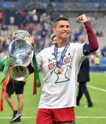 FUSSBALL EURO 2016 FINALE IN PARIS Portugal - Frankreich 10.07.2016 Ehrenrunde: Cristiano Ronaldo (Portugal) jubelt mit dem Pokal