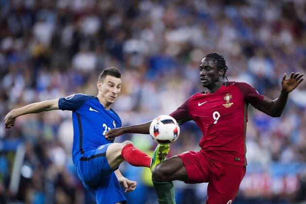 160710 Frankrikes Antoine Griezmann och Portugals Eder - Paris, Saint denis, Fussball EM, Euro 2016, Nationalteam Länderspiel, Finale, Frankreich vs. Portugal.  Copyright: JOHANNAxLUNDBERG BB160710JL209