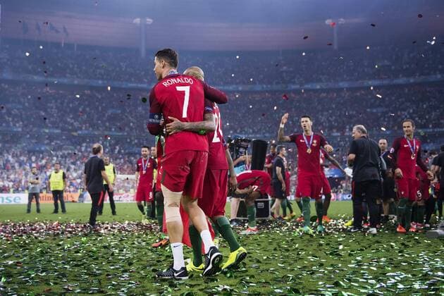Fußball, EM Finale 2016 in Paris, Portugal - Frankreich 1:0 160710 Portugals Cristiano Ronaldo och Ricardo Quaresma - Paris, Saint denis, Fussball EM, Euro 2016, Nationalteam Länderspiel, Finale, Frankreich vs. Portugal.  Copyright: JOHANNAxLUNDBERG BB160710JL210