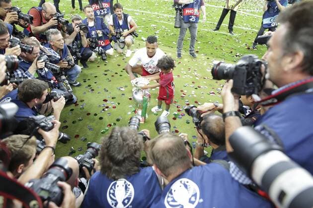 Fußball, EM Finale 2016 in Paris, Portugal - Frankreich 1:0 NANI, Por 17 Europameister EM-Pokal, EM, Trophaee, Trophy, UEFA-EM-Pokal, UEFA Fotograf, Photographer, Foto, Pressphotographer, Kamera, Camera, Photo, Bild, Bildberichterstatter, Bildjournalist, Media, Photographer, Euro Trophy, Siegertrophaee, Fussball-Europameisterschaft, Pokal, Jubel, Freude, Emotionen, Feiern, Lachen, jubelt, freuen, reisst die Arme hoch, ballt die Faust FRANCE - PORTUGAL 0-1 Final ,Football European Championships EURO at 10 July, 2016 in Paris, Stade de France. Fussball, Nationalteam, Finale, 10.07.2016, Frankreich