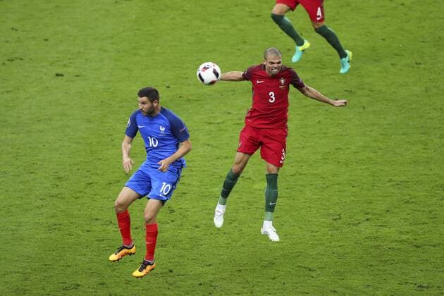 Fußball, EM Finale 2016 in Paris, Portugal - Frankreich 1:0 Andre Pierre Gignac (France) vs Pepe (Portugal) FOOTBALL : Portugal vs France - Finale - UEFA EURO EM Europameisterschaft Fussball Nationalteam 2016 - Saint Denis - 10 07 2016 GwendolineLeGoff Panoramic 