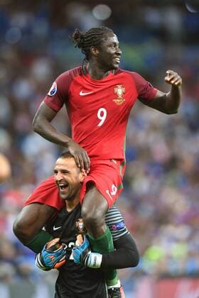 Fußball, EM Finale 2016 in Paris, Portugal - Frankreich 1:0 Schlussjubel EDER (POR) auf den Schultern von Rui PATRICIO, Torwart (POR), Jubel,Freude,Begeisterung,Aktion. Finale Spiel M51. Portugal (POR)-Frankreich (FRA) 1-0. am 10.07.2016 in Paris Saint Denis,Stade de France. Fussball EM 2016 in Frankreich vom 10.06. - 10.07.2016.