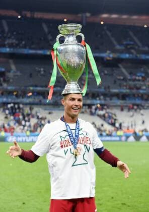 Fußball, EM Finale 2016 in Paris, Portugal - Frankreich 1:0 FUSSBALL EURO 2016 FINALE IN PARIS Portugal - Frankreich 10.07.2016 Cristiano Ronaldo (Portugal) balanciert dem EM Pokal auf dem Kopf