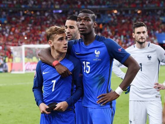 Fußball, EM Finale 2016 in Paris, Portugal - Frankreich 1:0 Themen der Woche - SPORT EURO 2016, Frankreich enttäuscht nach Finalniederlage gegen Portugal FUSSBALL EURO 2016 FINALE IN PARIS Portugal - Frankreich 10.07.2016 Enttaeuschung Frankreich; Antoine Griezmann (li) umarmt von Paul Pogba