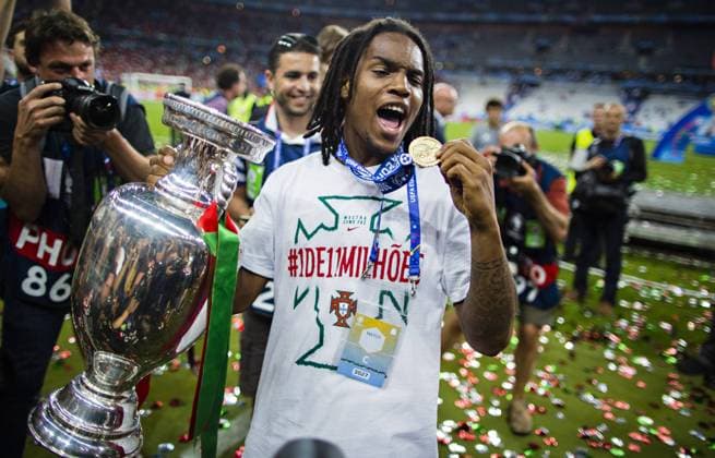 Saint-Denis Paris, 10.07.2016, Stade de France Schlussjubel von Europameister Renato Sanches (Portugal) mit Medaille und Pokal Portugal - Frankreich mm