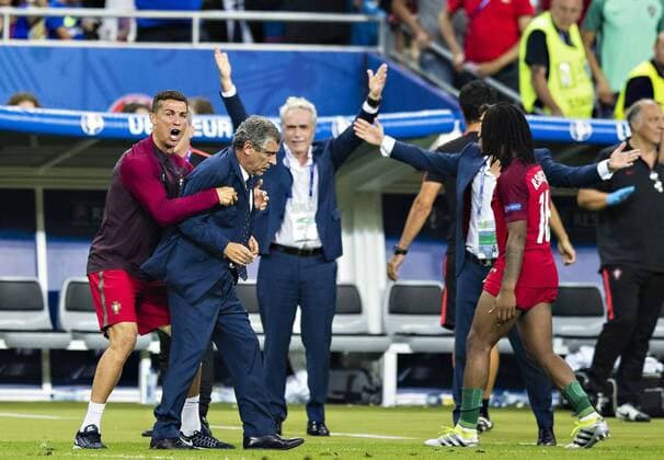 Saint-Denis Paris, 10.07.2016, Stade de France Der verletzte Cristiano Ronaldo (Portugal) bespringt Trainer Fernando Santos (Portugal) Portugal - Frankreich mm