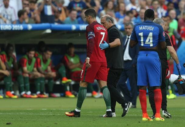 10.07.2016, Stade de France, St. Denis, FRA, UEFA EURO EM Europameisterschaft Fussball 2016, Portugal vs Frankreich, Finale, im Bild Cristiano Ronaldo of Portugal receives treatment Cristiano Ronaldo of Portugal receives treatment during final match between Portugal and France of the UEFA EURO 2016 France at the Stade de France in St. Denis, France on 2016 07 10. St. Denis  EX_FOCUS_FIL  