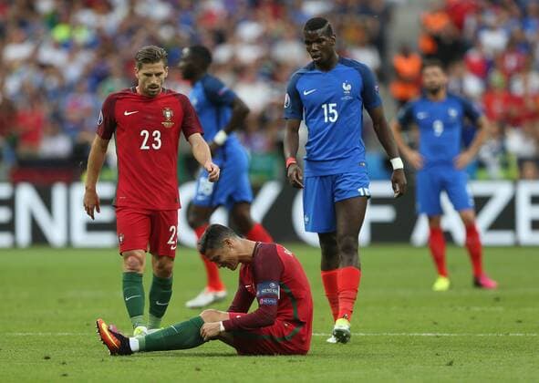 10.07.2016, Stade de France, St. Denis, FRA, UEFA EURO EM Europameisterschaft Fussball 2016, Portugal vs Frankreich, Finale, im Bild Cristiano Ronaldo of Portugal sits on the pitch injured as team mate Adrien Silva and Paul Pogba of France look on Cristiano Ronaldo of Portugal sits on the pitch injured as team mate Adrien Silva and Paul Pogba of France look on during final match between Portugal and France of the UEFA EURO 2016 France at the Stade de France in St. Denis, France on 2016 07 10. St. Denis  EX_FOCUS_FIL  