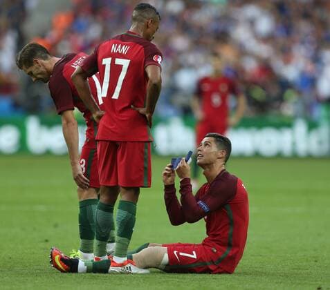 10.07.2016, Stade de France, St. Denis, FRA, UEFA EURO EM Europameisterschaft Fussball 2016, Portugal vs Frankreich, Finale, im Bild Cristiano Ronaldo of Portugal passes the captain s armband to Nani Cristiano Ronaldo of Portugal passes the captain s armband to Nani during final match between Portugal and France of the UEFA EURO 2016 France at the Stade de France in St. Denis, France on 2016 07 10. St. Denis  EX_FOCUS_FIL  