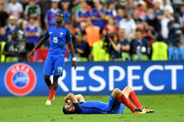 Themen der Woche - SPORT SOCCER - UEFA EURO EM Europameisterschaft Fussball 2016, POR vs FRA SAINT-DENIS,FRANCE,10.JUL.16 - SOCCER - UEFA European Championship EM Europameisterschaft 2016, final, international match Länderspiel Portugal vs France. Image shows the disappointment of Adil Rami and Paul Pogba (FRA). GEPAxpictures xFlorianxErtl