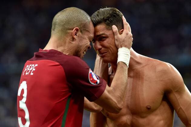 Themen der Woche - SPORT SOCCER - UEFA EURO EM Europameisterschaft Fussball 2016, POR vs FRA SAINT-DENIS,FRANCE,10.JUL.16 - SOCCER - UEFA European Championship EM Europameisterschaft 2016, final, international match Länderspiel Portugal vs France. Image shows the rejoicing of Pepe and Cristiano Ronaldo (POR). GEPAxpictures xFlorianxErtl