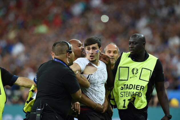 Fußball, EM Finale 2016 in Paris, Portugal - Frankreich 1:0 Invader of field ; July 10, 2016 - Football : UEFA EURO EM Europameisterschaft Fussball France 2016, Final : Portugal 1-0 France at Stade de France, Saint-Denis, France.; Invader of field ; Noxthirdxpartyxsales  (ptmb_euro16_PORFRA_124)