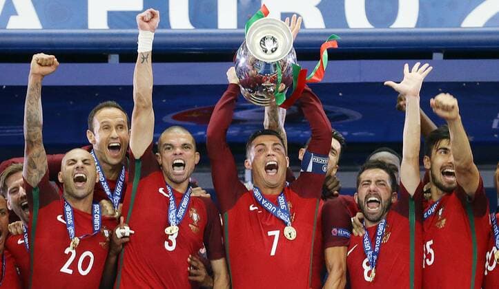 Paris, Fußball EM 2016 , Finale Portugal vs. Frankreich , Jubel Portugal , mit Pokal; Cristiano Ronaldo , von links Bruno Alves ( 2 ) 7 Ricardo Quaresmo ( 20 ) Pepe ( ß ) Cristiano Ronaldo(( 7 ) Joao Moutinho ( 8 ) Andre Gomes ( 15 )