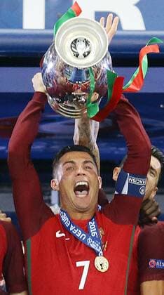 Paris, Fußball EM 2016 , Finale Portugal vs. Frankreich , Jubel Portugal , mit Pokal; Cristiano Ronaldo ,