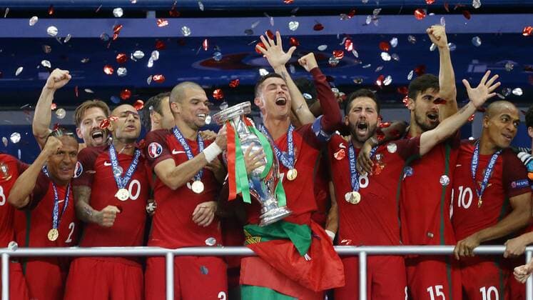 Fußball, EM Finale 2016 in Paris, Portugal - Frankreich 1:0 Paris, Fußball EM 2016 , Finale Portugal vs. Frankreich , Jubel Portugal , mit Pokal; Cristiano Ronaldo
