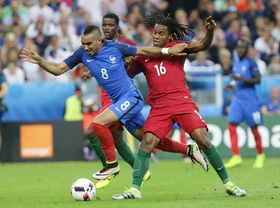 Fußball, EM Finale 2016 in Paris, Portugal - Frankreich 1:0 Paris, Fußball EM 2016 , Finale Portugal vs. Frankreich , von links: Dimitri Payet ( FRA ) Renato Sanchez ( POR )