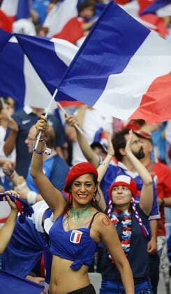 Paris, Fußball EM 2016 , Finale Portugal vs. Frankreich , Fan mit französischer Flagge