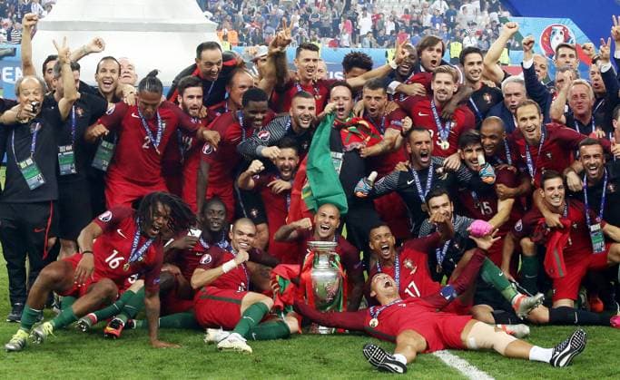 Paris, Fußball EM 2016 , Finale Portugal vs. Frankreich , Jubel Portugal, Mannschaftsbild