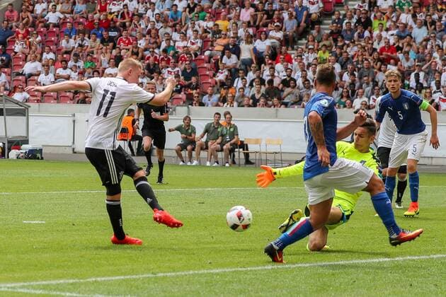 v.li.: Philipp Ochs (Deutschland, 11) scheitert aus nächster Nähe an Alex Meret (Torwart, Italien, 1), Torchance, Fussball, UEFA U19 (U 19)-EM, Deutschland - Italien, xozx