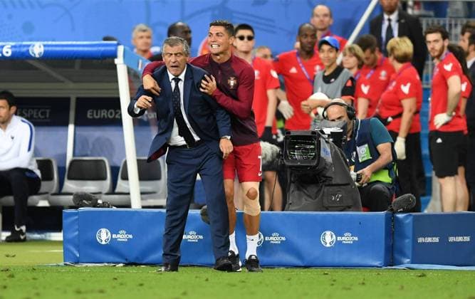 Fernando Manuel Costa Santos (Trainer Portugal), und Cristiano Ronaldo (Portugal), jubeln schon vor dem Schlusspfiff Portugal--Frankreich Portugal-France Final Tournament, Finale, Finale, Endspiel UEFA EURO EM Europameisterschaft Fussball 2016 France, Frankreich, EM, Europameisterschaft Fussball, Fussball, Fußball, Nationalmannschaft, Nationalteam, Länderspiel, Laenderspiel, men, Männer, Maenner, soccer, result Saint-Denis, 10.7.2016