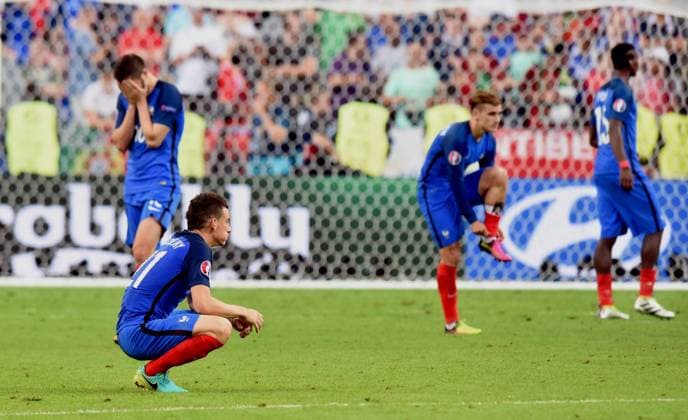 Fußball, EM Finale 2016 in Paris, Portugal - Frankreich 1:0 Europameisterschaft 2016 in Frankreich. Finale: Portugal - Frankreich 10.07.2016 in Saint Denis. Enttäuschte Franzosen nach dem Schlußpfiff. Vorne: Laurent Koscielny. Im Hintergrund: Andre-Pierre Gicnac, Antoine Griezmann und Laurent Paul Pogba. HM