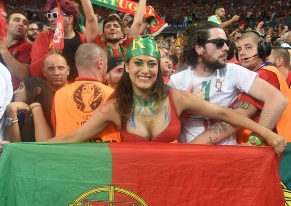 Europameisterschaft 2016 in Frankreich. Finale: Portugal - Frankreich 10.07.2016 in Saint Denis. Hübscher, weiblicher, portugiesischer Fan. HM