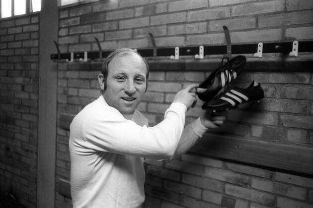 Uwe Seeler (Hamburger SV) hängt nach seinem letzten Bundesligaspiel seine Fußballschuhe an den Nagel