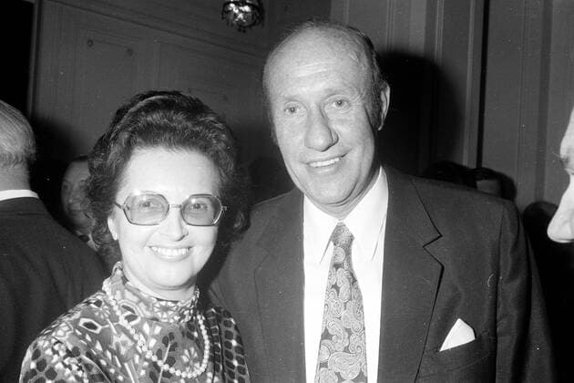Uwe Seelers Abschiedsparty 1972 in Hamburg, Bundestrainer Helmut Schön mit seiner Frau Annelies