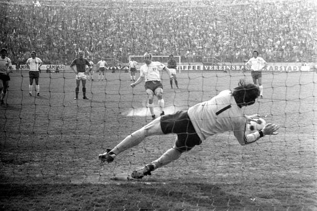 Uwe Seelers Abschiedsspiel 1972 in Hamburg, Uwe Seeler (Hamburger SV) verwandelt den Elfmeter gegen Torwart Gordon Banks (Weltauswahl)