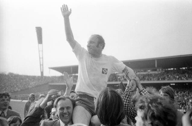 Uwe Seelers Abschiedsspiel 1972 in Hamburg, Uwe Seeler (Hamburger SV) wird gefeiert