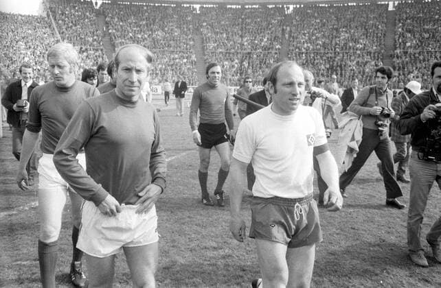 Uwe Seelers Abschiedsspiel 1972 in Hamburg, v.li.: Bobby Charlton, Karl Heinz Schnellinger (beide Weltauswahl), Torwart Arkoc Özcan, Uwe Seeler (beide Hamburger SV)