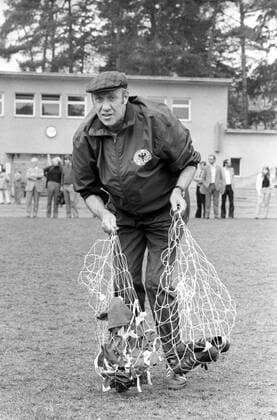 DFB Lehrgang 1972 in West Berlin, Bundestrainer Helmut Schön mit Leibchen im Netz