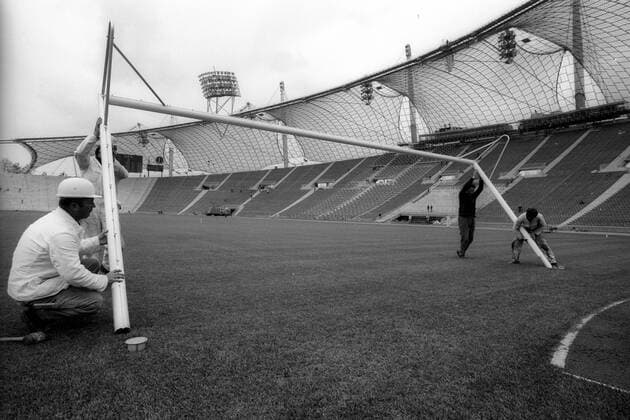 Olympiastadion München: Ein Fußballtor wird aufgestellt