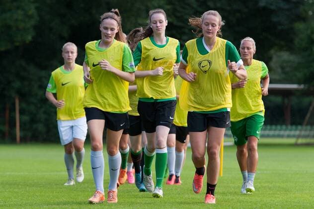 v.li.: Reena Wichmann (SV Werder Bremen), Julia Suderburg (SV Werder Bremen - Perspektivkader) und Stefanie Antonia Sanders (SV Werder Bremen) bei einer Laufübung, Fussball, Frauen, Training SV Werder Bremen, xobx