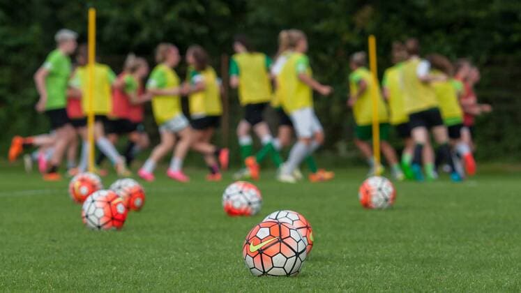 Mehrere Nike Fussbälle liegen auf dem Boden, Symbolfoto, Symbolbild Fussball, Fußball, Ball, Stangen, Trainingsstangen, Training, Spielerinnen laufen im Hintergrund, Fussball, Frauen, Training SV Werder Bremen, xobx